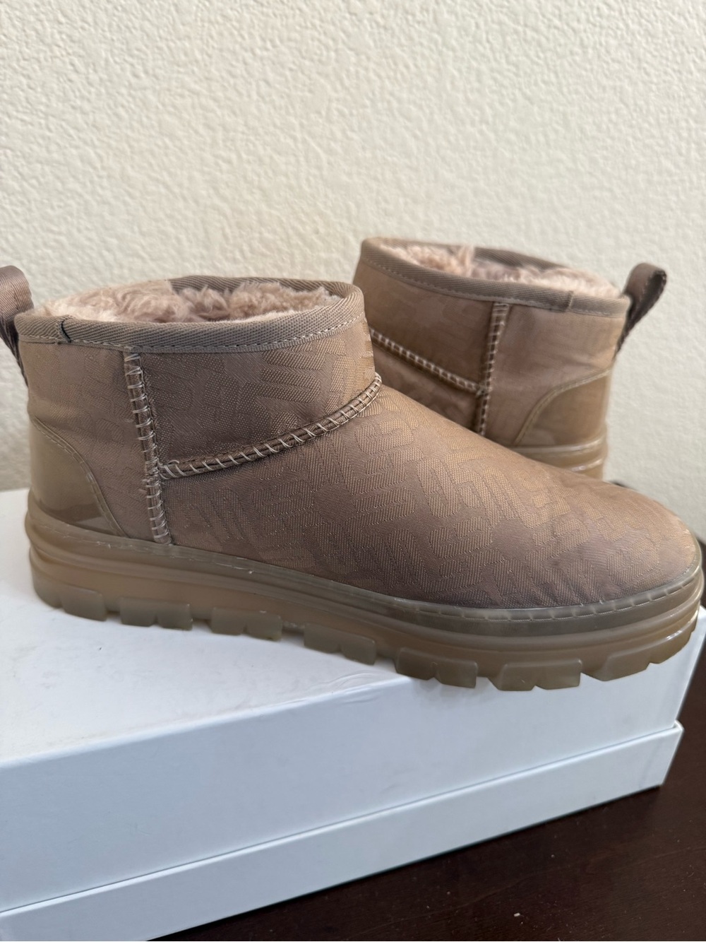 UGG Classic Ultra Mini Monogram Boots Tan Chestnut Faux Fur Lined Women’s Size 7 - Picture 5 of 12